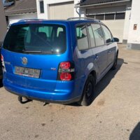 Touran blau von hinten