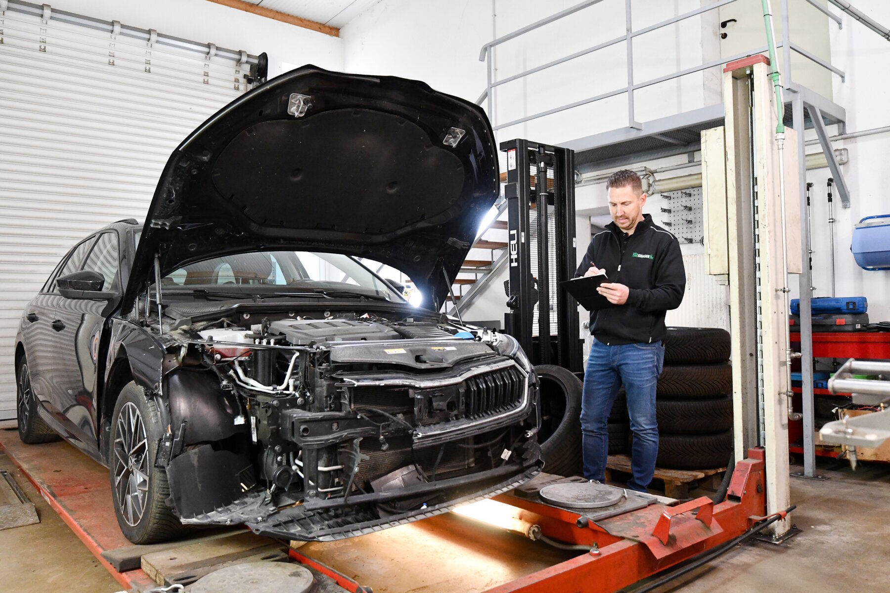 Arbeiter bei KFZ-Arbeiten